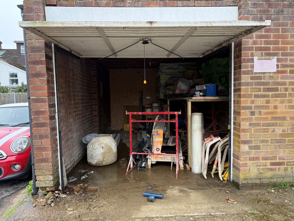 Lot: 186 - SPACIOUS DOUBLE GARAGE AND DRIVEWAY CLOSE TO TOWN CENTRE - Internal view of garage from east